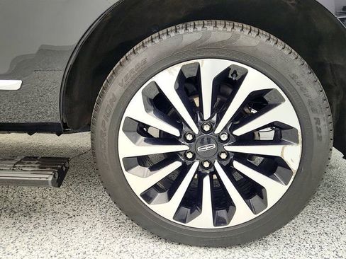 Used 2023 Lincoln Navigator Reserve image 9