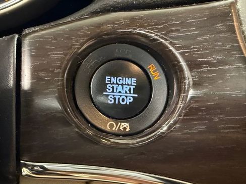 Used 2017 Jeep Grand Cherokee Limited w/ Luxury Group II image 25