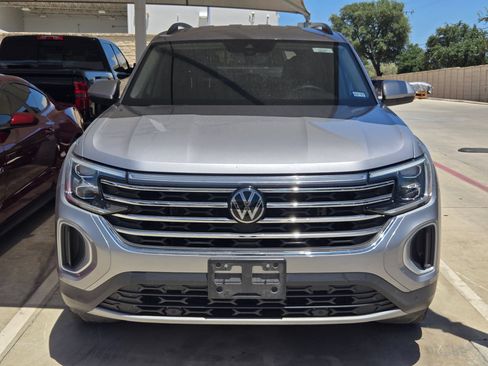 Used 2024 Volkswagen Atlas SE FWD image 2