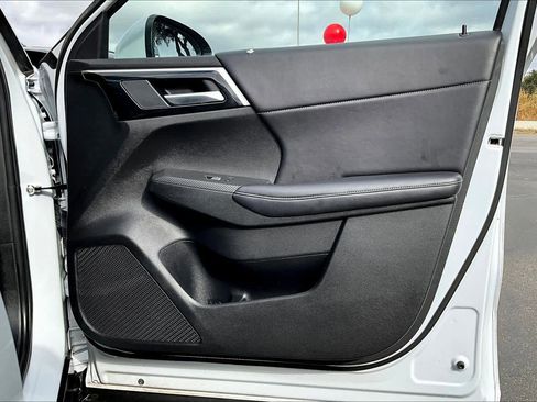 Used 2023 Mitsubishi Outlander SE image 22