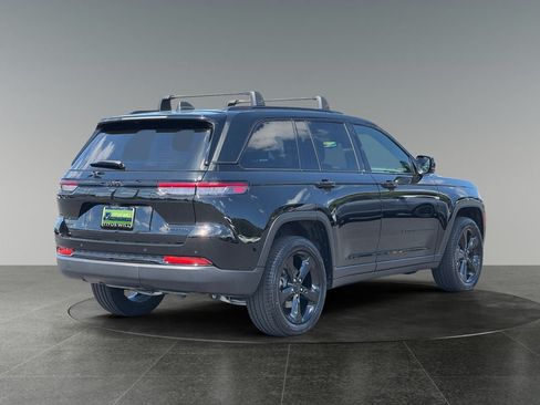 Used 2024 Jeep Grand Cherokee Limited w/ Black Appearance Package AWD/4WD image 9