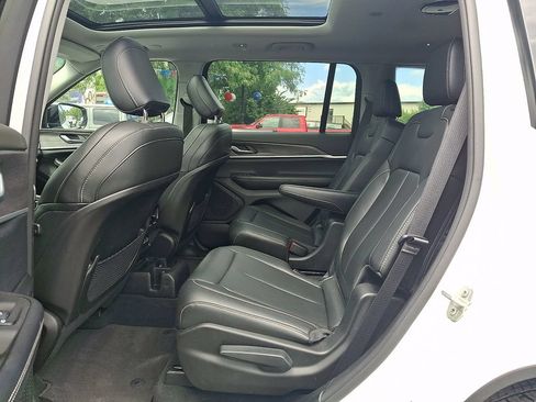Used 2023 Jeep Grand Cherokee L Limited AWD/4WD image 10