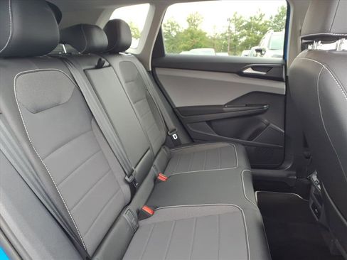 Certified 2022 Volkswagen Taos SE image 10
