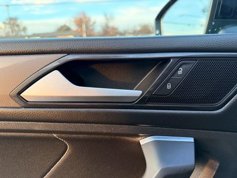 Used 2022 Volkswagen Tiguan SE image 11