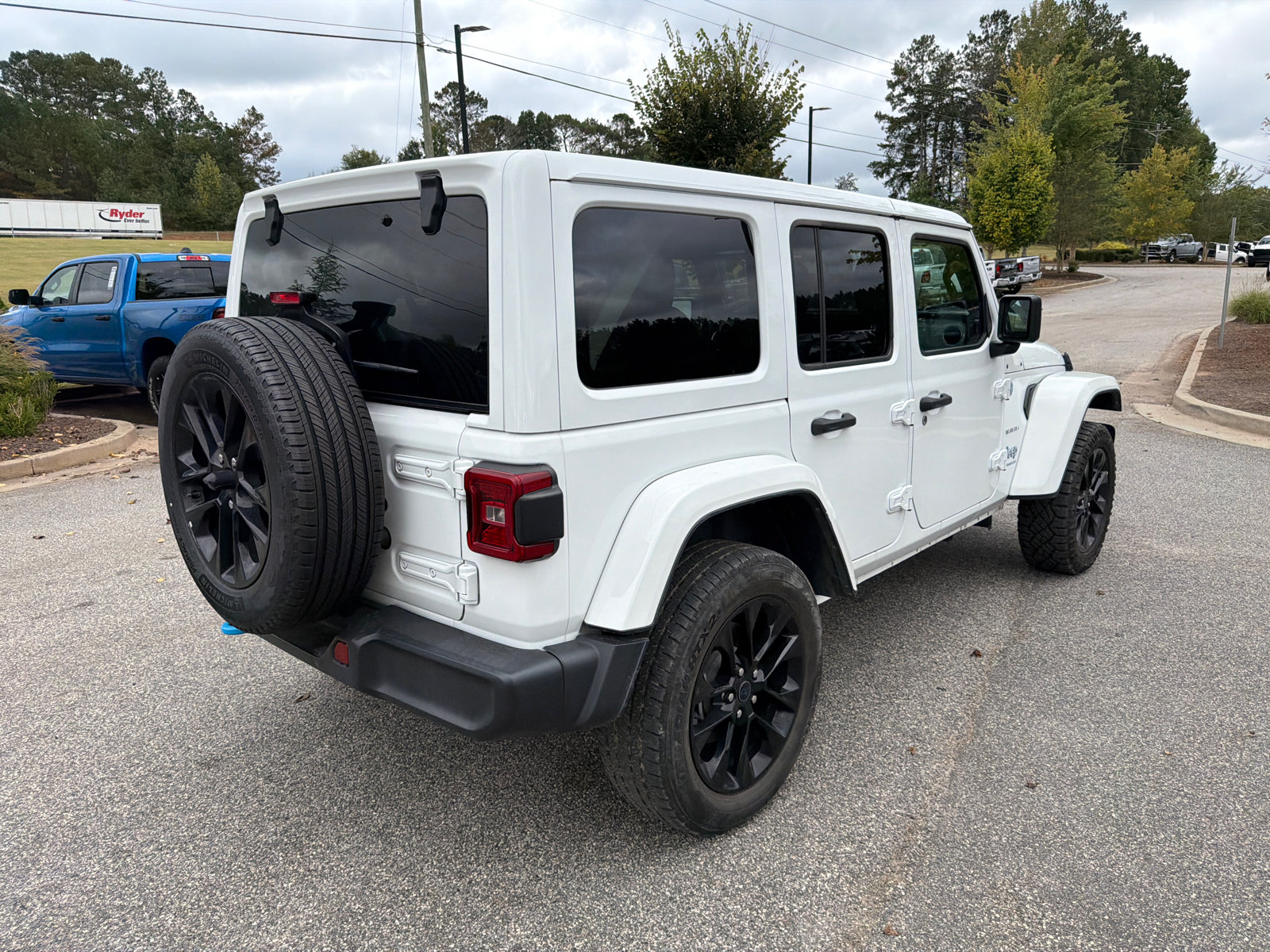 Used 2024 Jeep Wrangler Unlimited Sahara AWD/4WD image 8