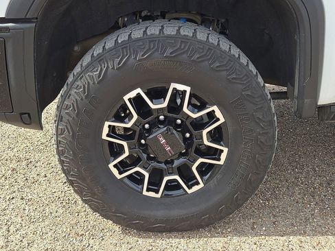 Used 2024 GMC Sierra 2500 AT4X image 10