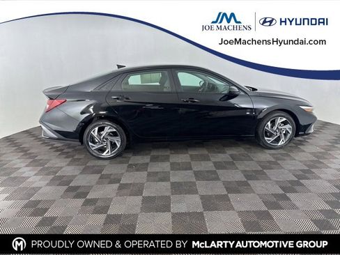 Certified 2025 Hyundai Elantra Sport image 4