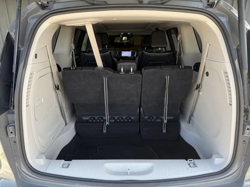 Used 2022 Chrysler Pacifica Limited FWD image 18