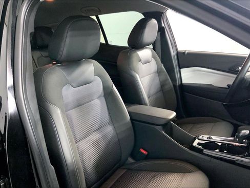 Used 2025 Chevrolet Trax LT w/ LT Convenience Package image 7