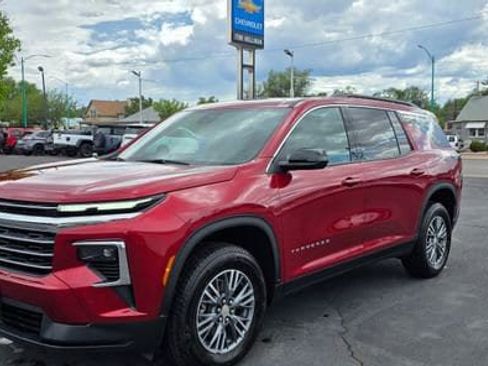 Used 2025 Chevrolet Traverse LT FWD image 3