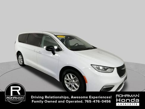 Used 2024 Chrysler Pacifica Touring-L FWD image 2