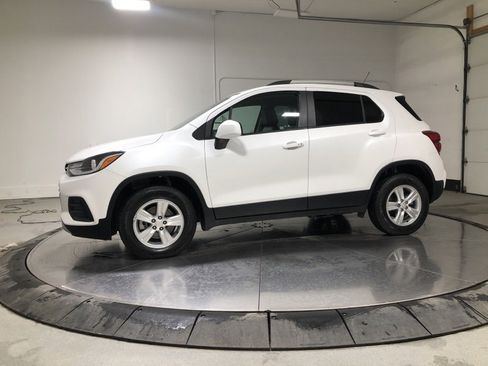 Used 2022 Chevrolet Trax LT w/ LT Convenience Package image 4