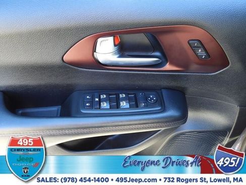 Used 2020 Chrysler Pacifica Touring-L image 17