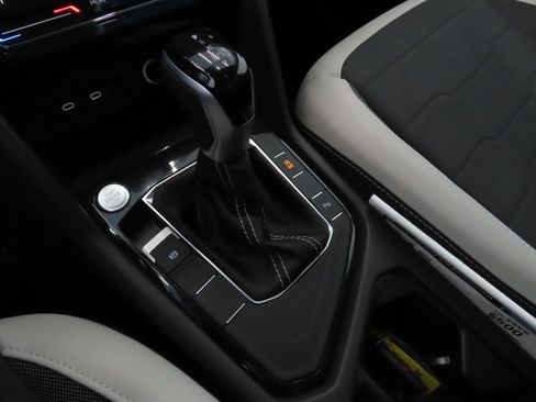 New 2026 Volkswagen Taos SE FWD image 17