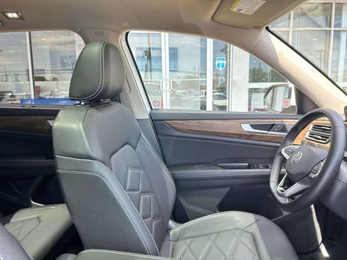 Used 2025 Volkswagen Atlas SE FWD image 11