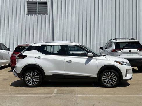 Used 2024 Nissan Kicks SV FWD image 3