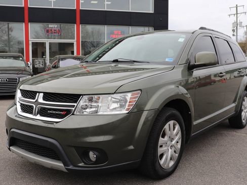 Used 2018 Dodge Journey SXT w/ Connectivity Group FWD image 16