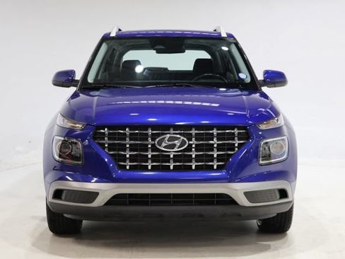 Used 2023 Hyundai Venue SEL FWD image 2