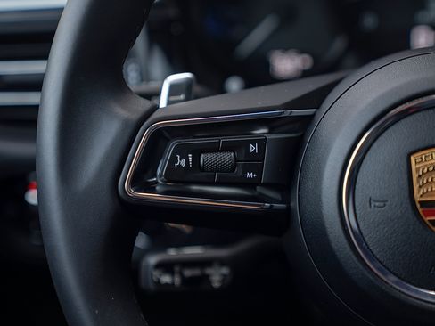 Certified 2025 Porsche Macan image 8