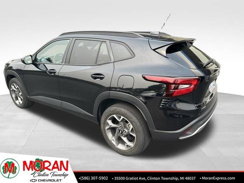 Used 2024 Chevrolet Trax LT w/ Driver Confidence Package FWD image 4
