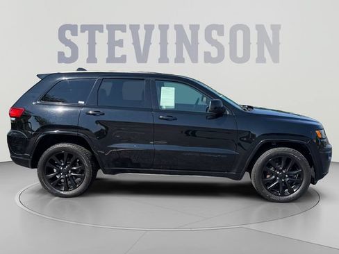 Used 2017 Jeep Grand Cherokee Altitude AWD/4WD image 6