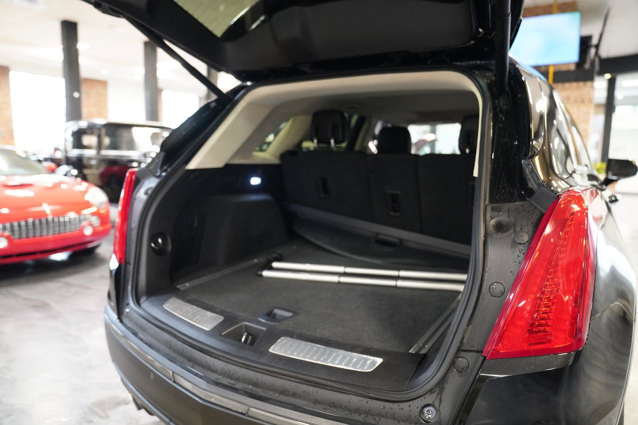 Used 2018 Cadillac XT5 Luxury w/ LPO, Black Ice Package FWD image 16