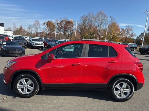 Used 2020 Chevrolet Trax LT w/ LT Convenience Package image 2