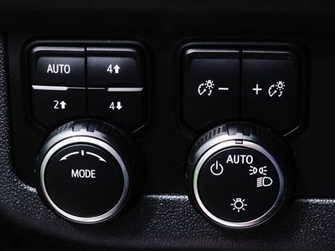 Used 2024 Chevrolet Suburban Z71 w/ Luxury Package AWD/4WD image 42