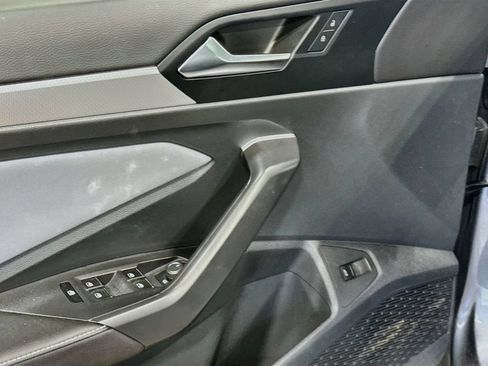 Used 2025 Volkswagen Jetta SE w/ Sunroof Package FWD image 19