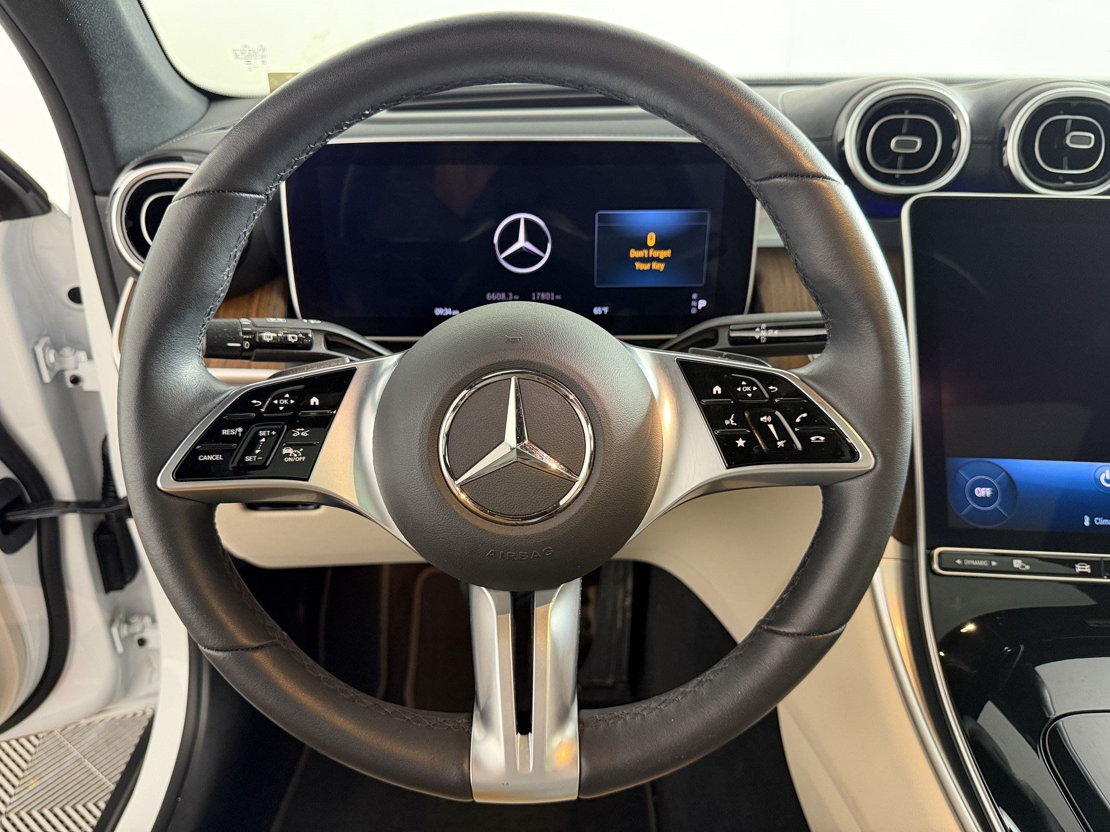 Used 2024 Mercedes-Benz GLC 300 4MATIC image 11