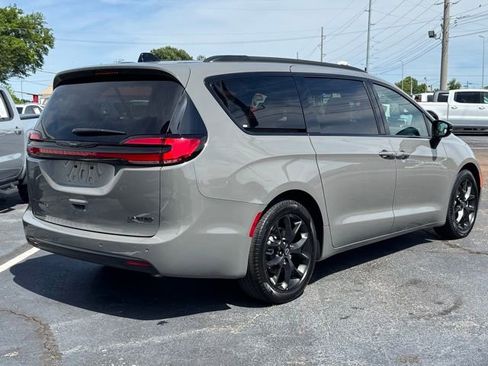 Used 2025 Chrysler Pacifica Limited FWD image 5