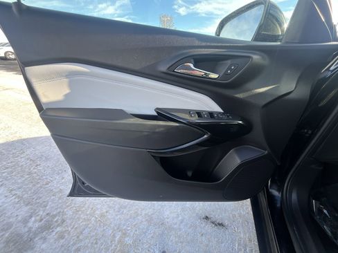 Certified 2025 Chevrolet Trax LT w/ LT Convenience Package image 21