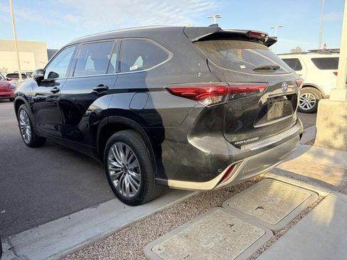 Used 2023 Toyota Highlander Platinum FWD image 8