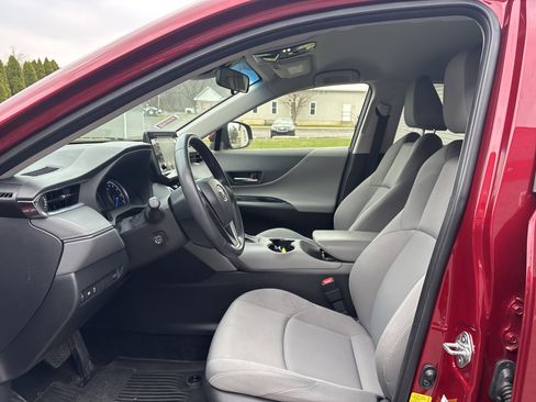 Used 2022 Toyota Venza LE image 13