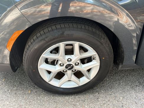 Used 2025 Kia Soul LX w/ LX Technology Package FWD image 28