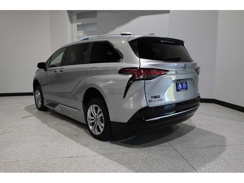 Used 2024 Toyota Sienna Platinum FWD image 8