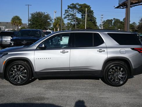 Used 2023 Chevrolet Traverse RS image 2