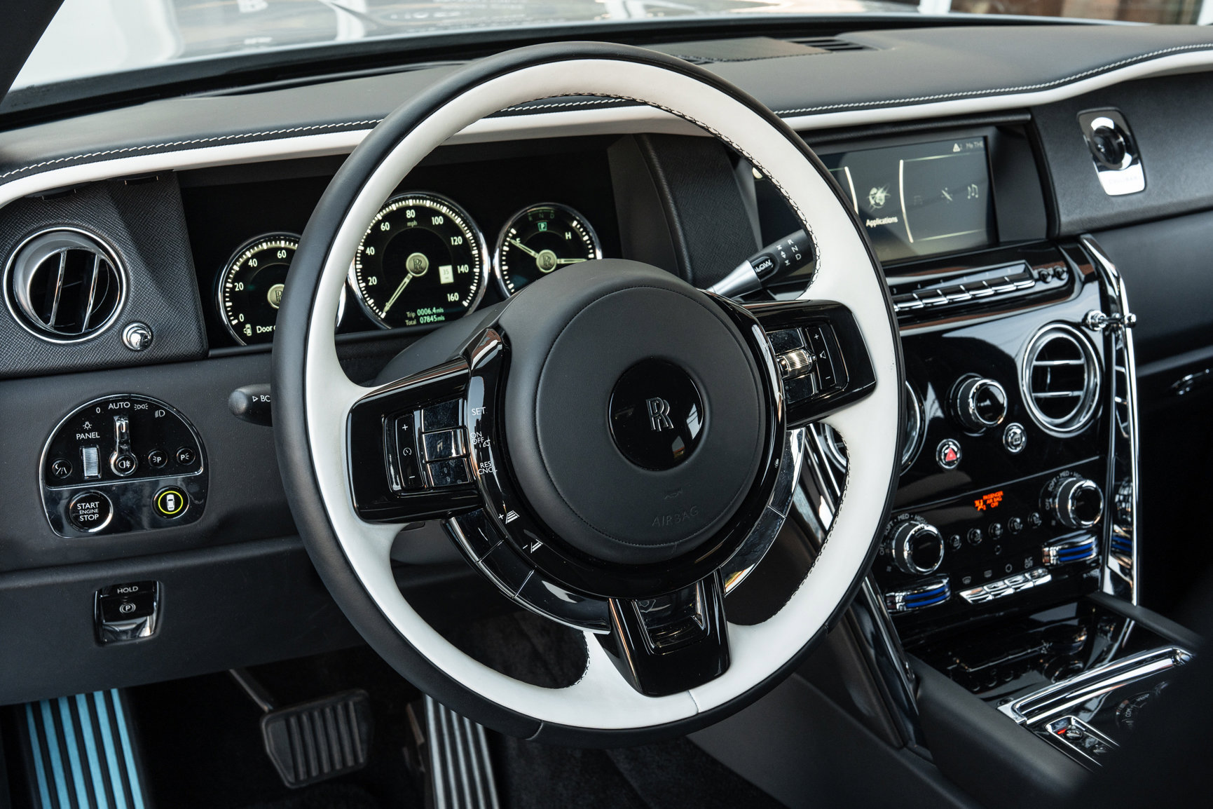 Used 2024 Rolls-Royce Cullinan AWD/4WD image 17