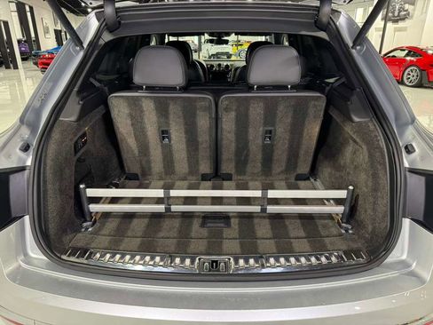 Used 2018 Bentley Bentayga image 43