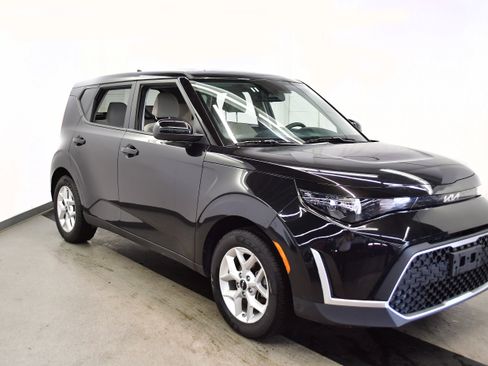 Used 2025 Kia Soul LX w/ LX Technology Package image 2