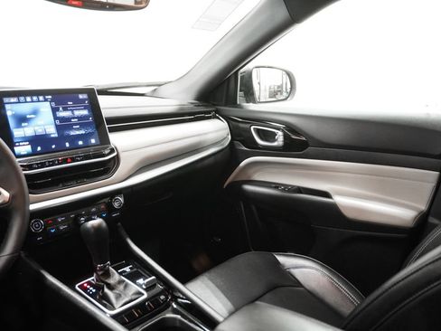 Certified 2025 Jeep Compass Limited w/ Sun & Sound Group image 11