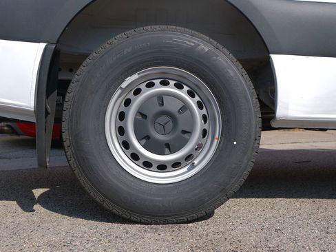 Used 2025 Mercedes-Benz Sprinter 2500 image 23