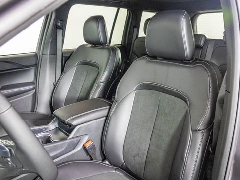 New 2025 Jeep Grand Cherokee Altitude image 17