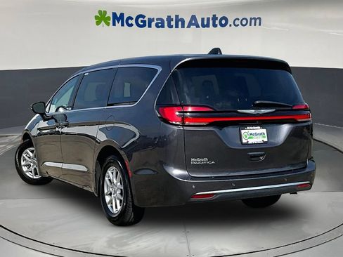 Used 2023 Chrysler Pacifica Touring-L FWD image 5
