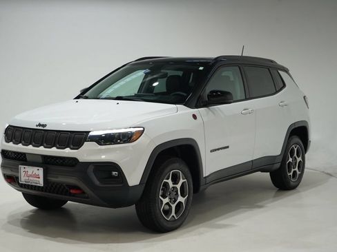 Used 2022 Jeep Compass Trailhawk w/ Trailhawk Elite Group AWD/4WD image 3