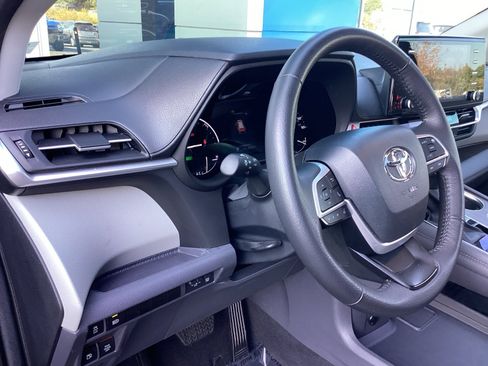 Used 2024 Toyota Sienna XLE image 10