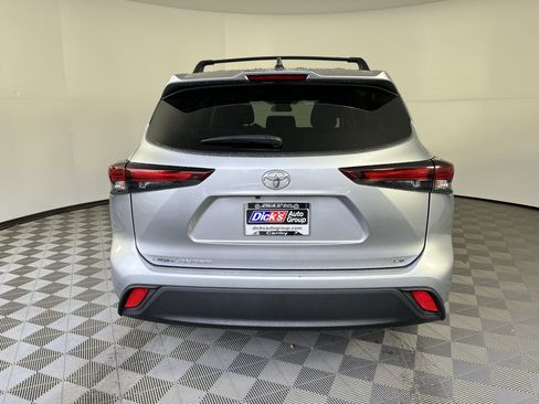 Used 2024 Toyota Highlander LE image 4