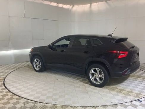 Used 2024 Chevrolet Trax LS w/ LS Convenience Package FWD image 6