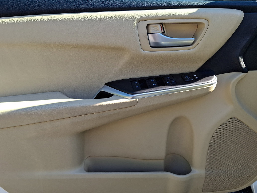 Used 2017 Toyota Camry LE FWD image 12