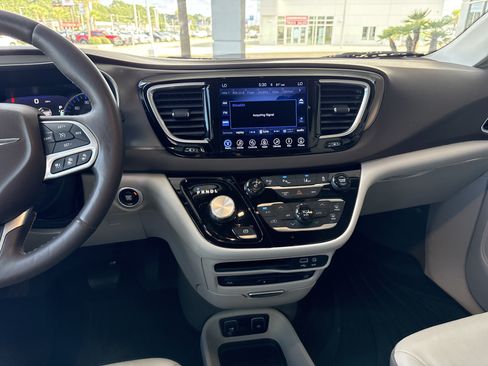 Used 2017 Chrysler Pacifica Touring-L Plus w/ Advanced Safetytec Group FWD image 29